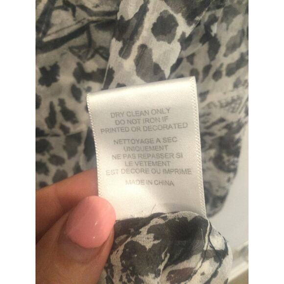 Equipment Femme Silk Button Down Blouse womens S snake Print animal Silver grey - Picture 12 of 15